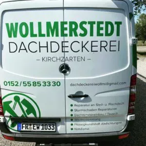 Heck eines Transporters mit Aufschrift „Wollmerstedt Dachdeckerei Kirchzarten“