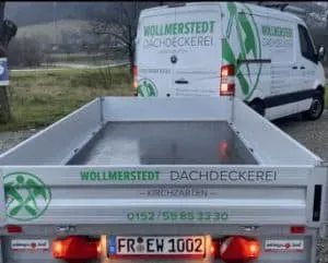 Lkw und Transporter mit dem Logo der Dachdeckerei Wollmerstedt