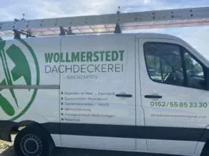 Weißer Transporter mit Leiter und Aufschrift „Wollmerstedt Dachdeckerei“