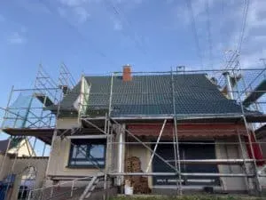 Eingerüstetes Wohnhaus während der Dacharbeiten