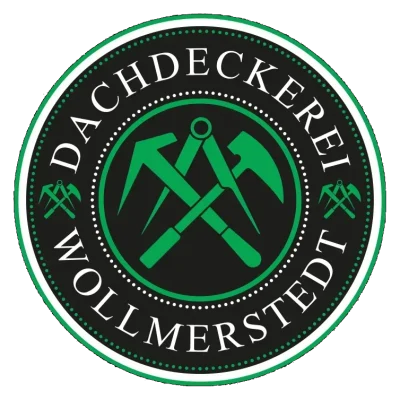 Kreisförmiges Logo mit Werkzeugen und dem Text „Wollmerstedt Dachdeckerei“ auf schwarzem Hintergrund.
